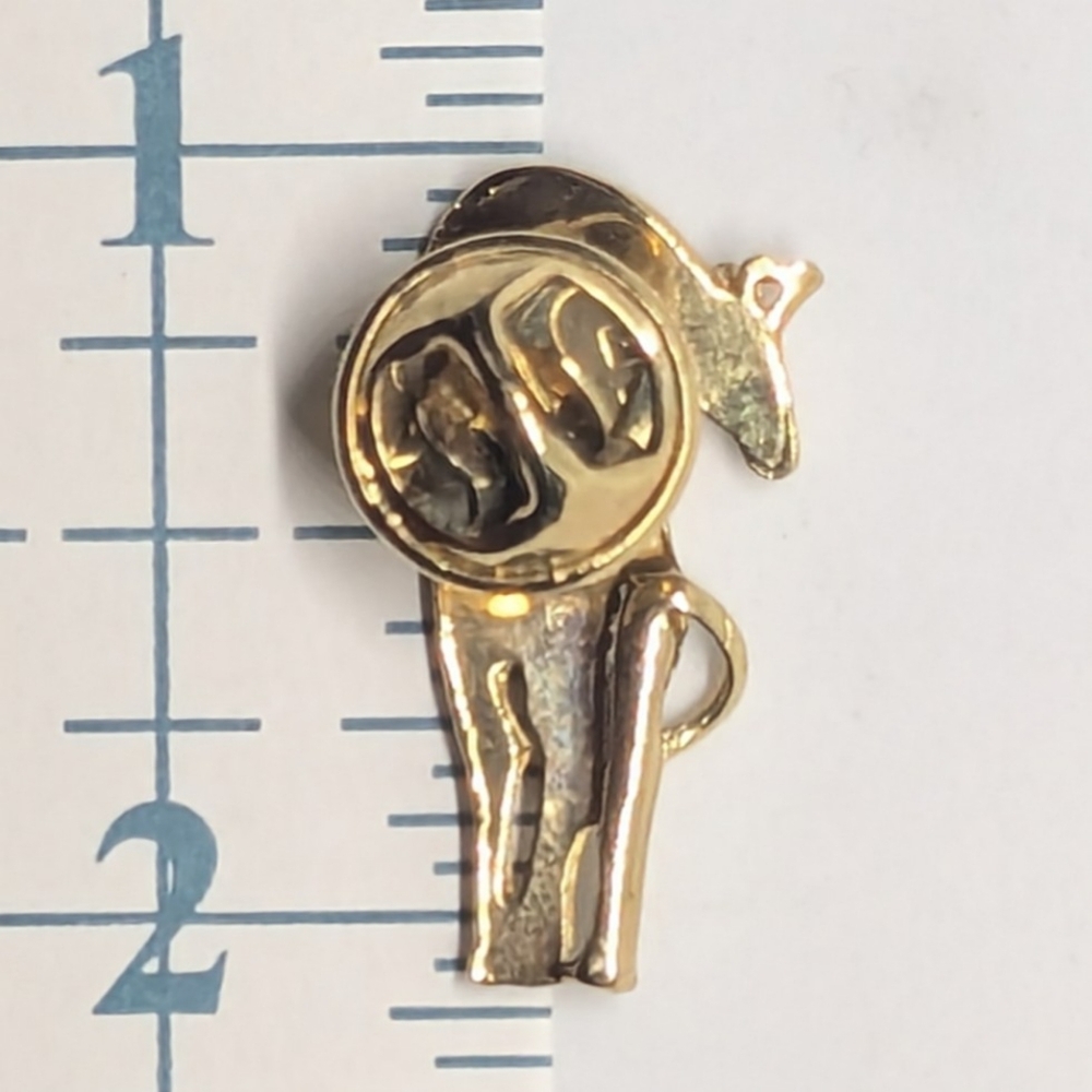 Giraffe Pin 🦒 - Picture 2 of 3